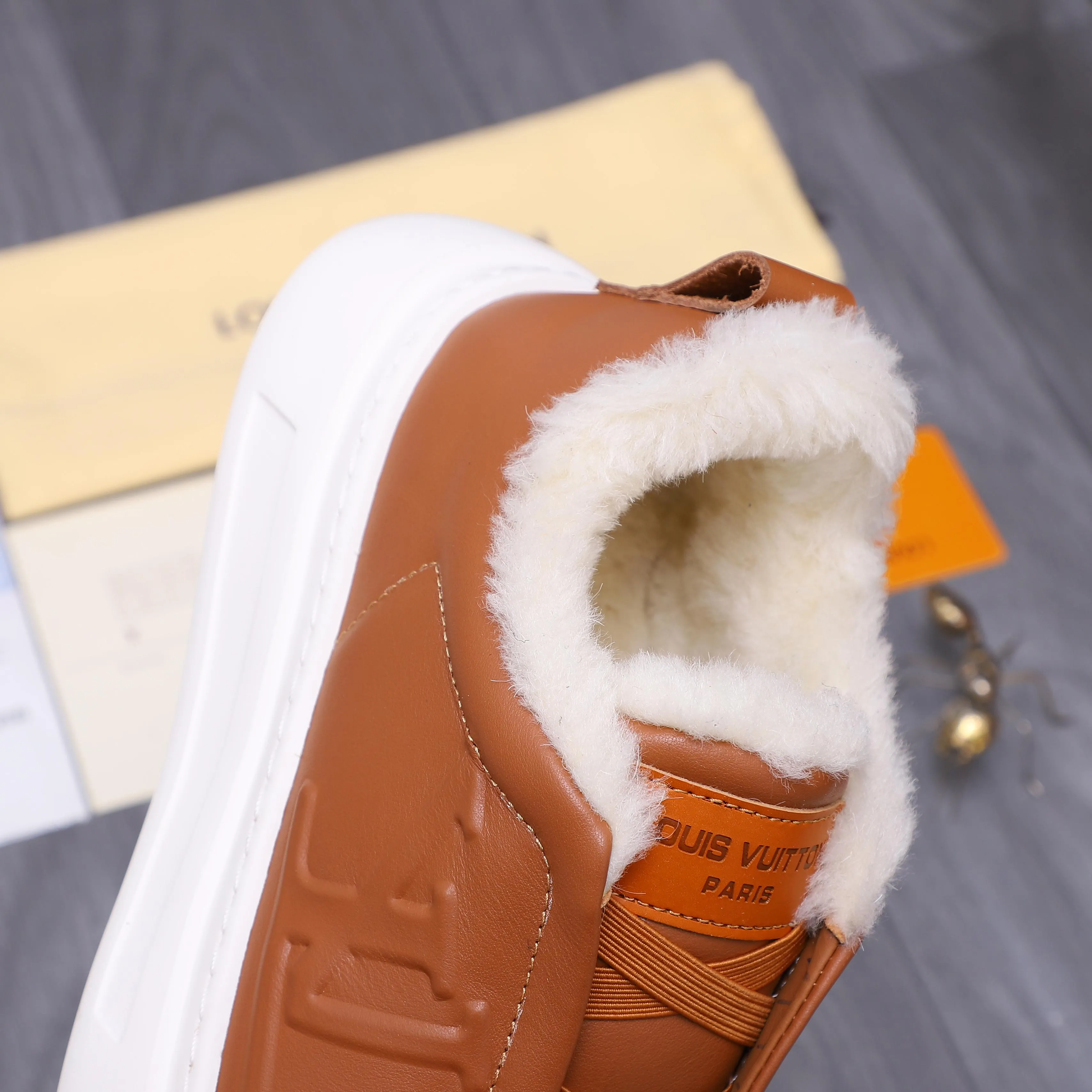 Men's shoes 💰p500 Product trademark: LV "Louis Vuitton Winter warm casual men's shoes Regular size: 38-44 Product materials: Selected high-quality cowhide upper, plush lining, rubber outsole
